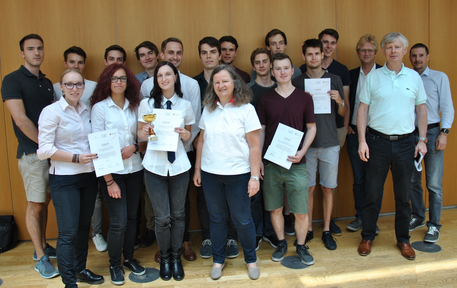 Gruppenfoto der Gewinner und Fachjury des IT-Preises der Stadt Innsbruck 2018